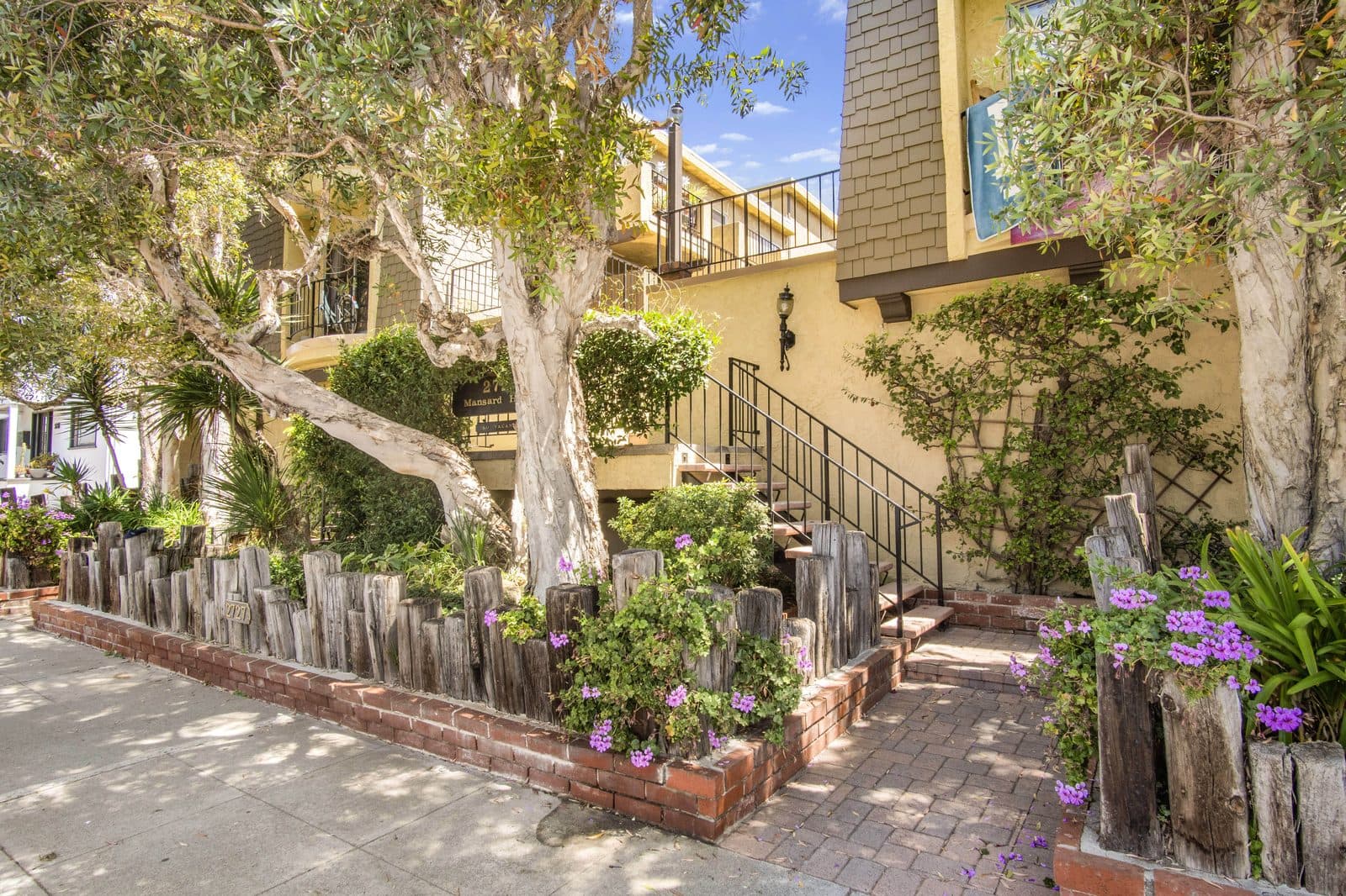 Landscaped entry gardens at 2727 3rd Street
