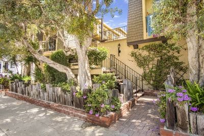 Landscaped entry gardens at 2727 3rd Street