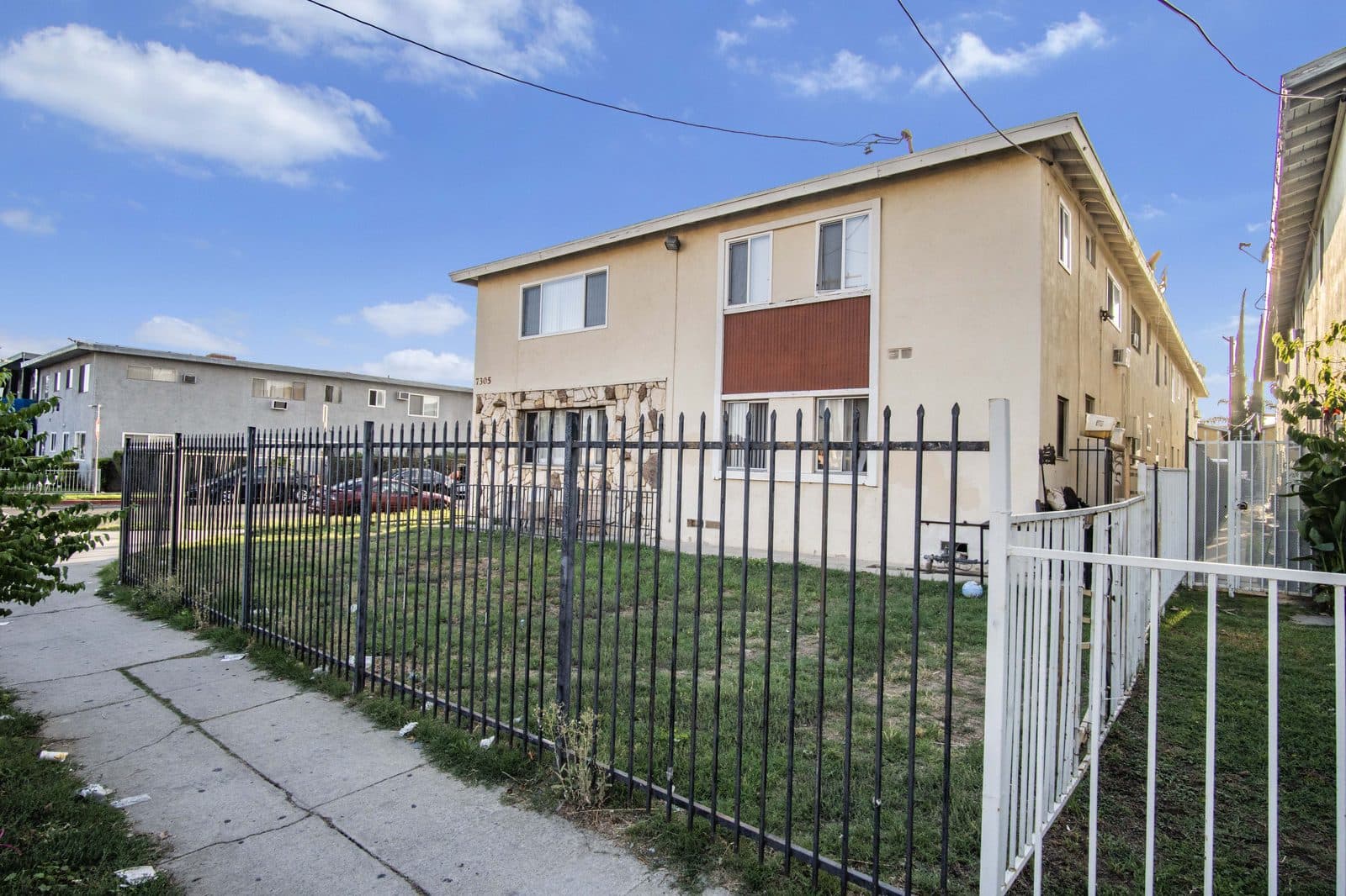 Wyandotte St side yard