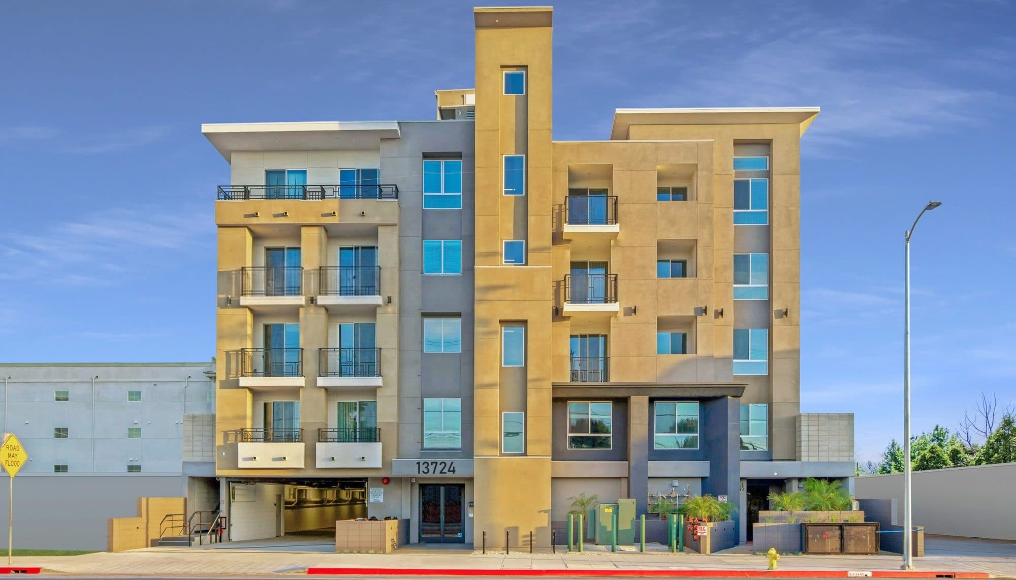 13724 Victory Blvd, Van Nuys, CA 91401
