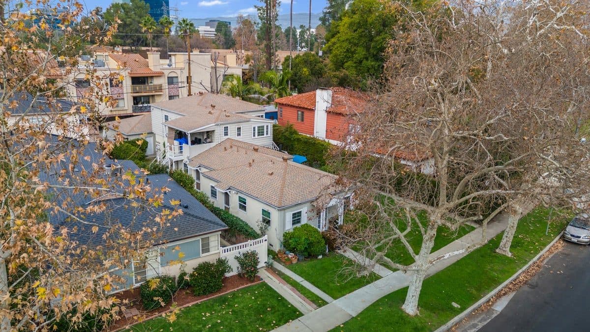 2907 W Riverside Drive, Burbank, CA 91505